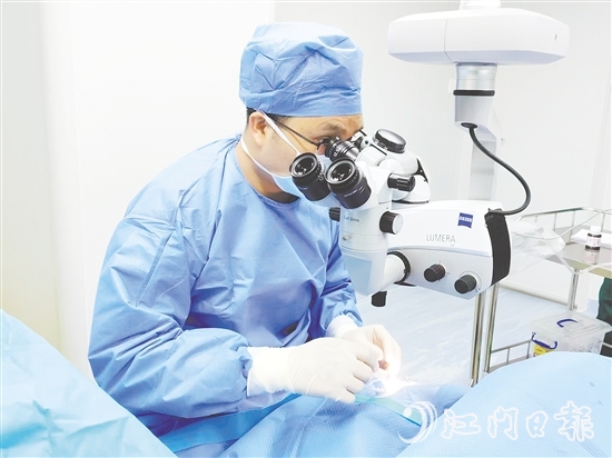陳新宇為患者進(jìn)行手術(shù)中。