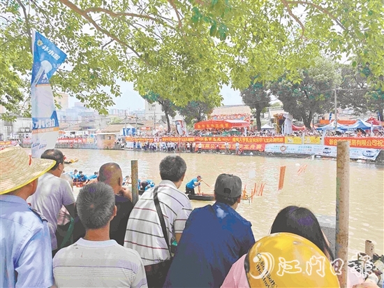 龍舟競(jìng)渡熱鬧上演，大量市民游客現(xiàn)場(chǎng)觀看。