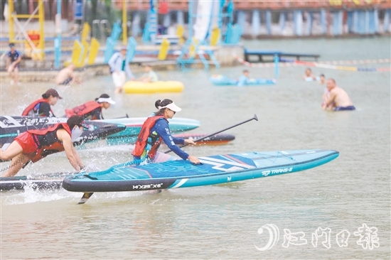 選手們以最快速度沖向終點。