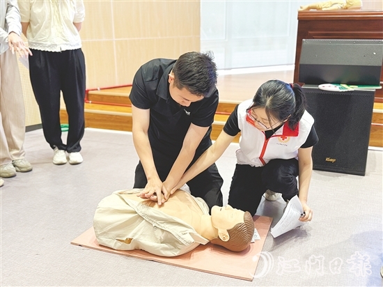 學(xué)員在講師的悉心指導(dǎo)下分組進行模擬操作，體驗急救過程，提升應(yīng)急處置能力。