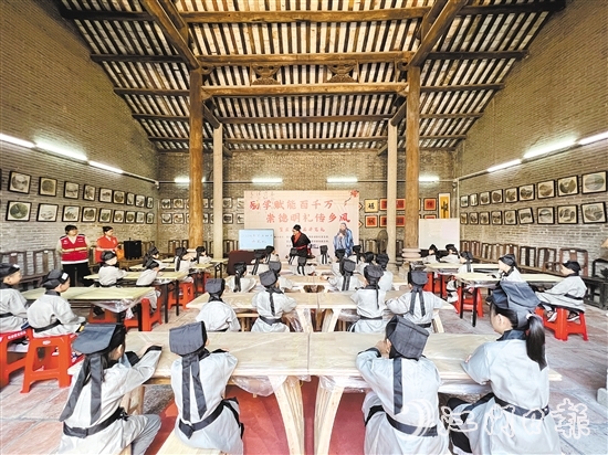 篁莊社區(qū)培育多個(gè)品牌活動(dòng)，讓文化“可閱讀、可體驗(yàn)、可感知”。圖為社區(qū)開筆禮現(xiàn)場(chǎng)。