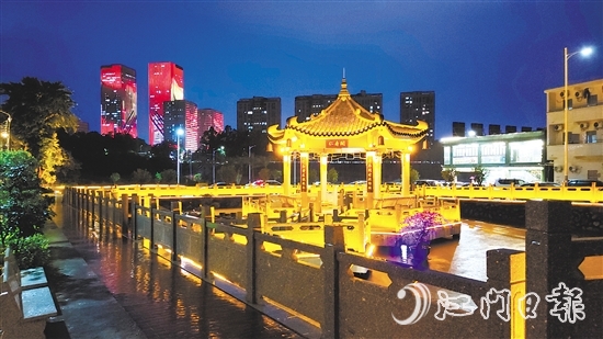 篁莊社區(qū)積極修繕活化老舊建筑，以文明實(shí)踐夯實(shí)民生基礎(chǔ)。圖為“仁壽閣”親水涼亭夜景。