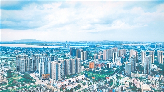 鶴山市將全國(guó)文明城市創(chuàng)建與省“百千萬(wàn)工程”典型縣建設(shè)緊密結(jié)合、協(xié)同推進(jìn)，著力推進(jìn)城鄉(xiāng)區(qū)域協(xié)調(diào)發(fā)展。圖為鶴山城區(qū)新貌。