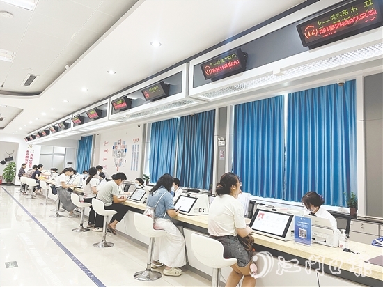 鶴山市行政服務(wù)中心以文明城市創(chuàng)建工作為抓手，推出一系列便民舉措，助力打造優(yōu)質(zhì)營(yíng)造環(huán)境。