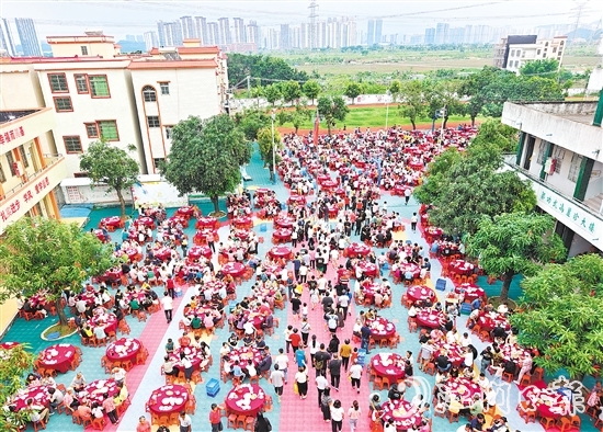 蓬江區(qū)棠下鎮(zhèn)大林村吃龍船飯，親朋好友共敘鄉(xiāng)情賀端午。郭永樂攝