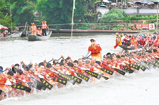 在新會司前龍灣河，鼓聲震天，龍舟隊劈波斬浪，激情競速。黃勝攝
