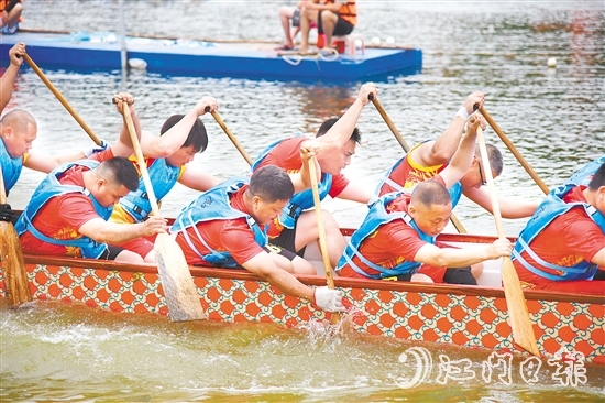 恩平市橫陂鎮(zhèn)藍田水閘河道上演龍舟精彩對決。周曉營攝