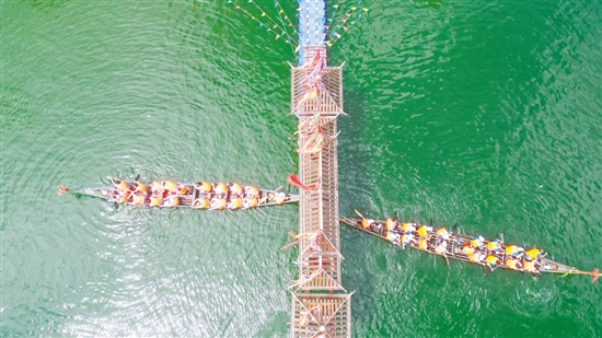 臺(tái)山市海宴鎮(zhèn)侖定村村民在端午節(jié)共赴“龍舟之約”。梁苑青