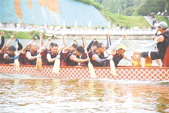 恩平市橫陂鎮(zhèn)藍(lán)田村舉辦精彩龍舟活動(dòng)。周曉營(yíng)