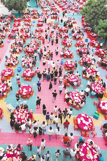 蓬江區(qū)棠下鎮(zhèn)大林村的村民看完龍舟賽后，相聚共食龍舟飯。郭永樂(lè)