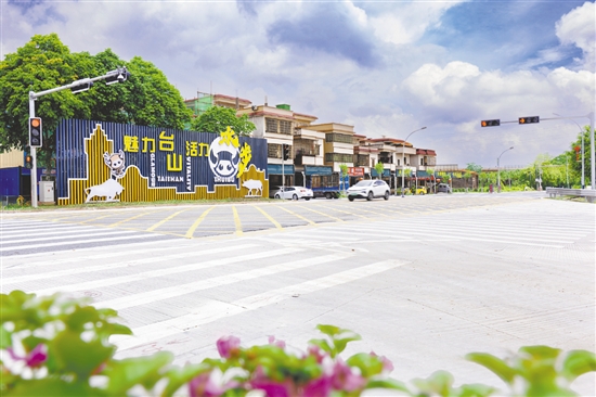 和安里出入口實現(xiàn)全面升級。水步“牛寶”卡通形象助力宣傳“水步山口圩牛肉節(jié)”這一臺山市級非遺項目。