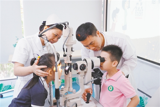 小朋友體驗檢查設(shè)備。