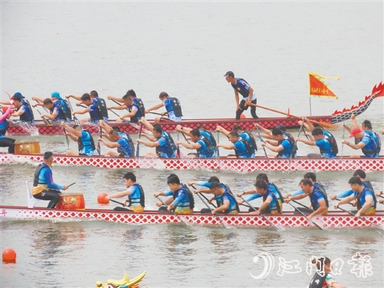 5月31日上午，2025年開平市國際龍舟邀請賽成功舉行，36支國內(nèi)外龍舟隊(duì)亮相潭江，飛馳競渡。