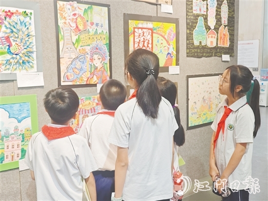 充滿童趣的繪畫作品吸引不少學(xué)生駐足欣賞。