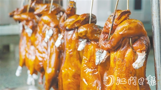 新鮮出爐的燒鵝表皮鮮紅油潤，讓人食指大動。