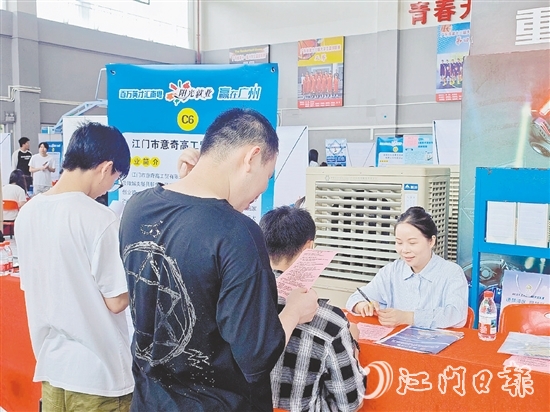 招聘會現(xiàn)場，企業(yè)與求職者充分溝通。