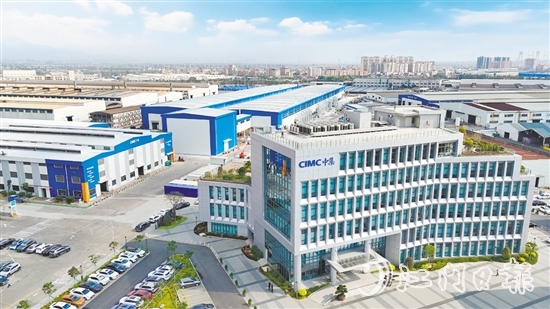 大鰲鎮(zhèn)是廣東省集裝箱制造專業(yè)鎮(zhèn)，已形成以新會中集集裝箱有限公司為龍頭的產(chǎn)業(yè)集群。