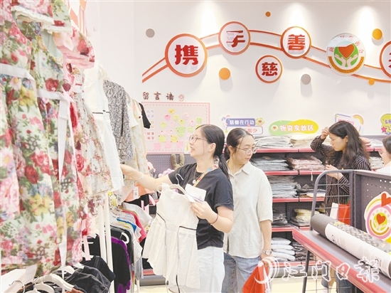 城東慈善超市成為一個(gè)愛心營地。