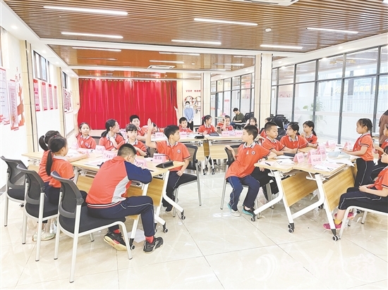 濱江社區(qū)創(chuàng)新舉辦“紅領(lǐng)巾議事會”，讓孩子們成為社區(qū)治理的“小當(dāng)家”。