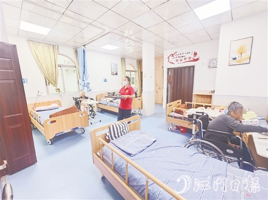 在鶴山市社會(huì)福利院，長(zhǎng)者們的房間變得更加明亮、舒適。