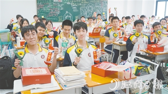 江門一中高三（13）班班主任和家委給同學(xué)們準(zhǔn)備了“高考加油包”。