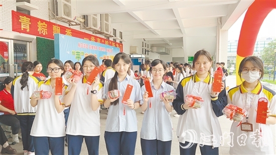 培英高中為學(xué)生送上“高考福袋”。