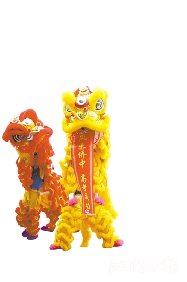 開平市風(fēng)采華僑中學(xué)以舞獅為即將踏上高考征程的高三學(xué)子吹響沖鋒的號角！