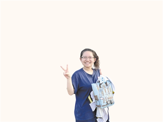 昨日下午數(shù)學(xué)考試結(jié)束，在江門一中考點(diǎn)，一位考生笑容滿面地走出考場(chǎng)。