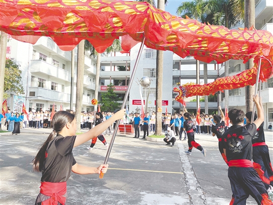 恩平僑中學(xué)弟學(xué)妹舞獅舞龍為高三學(xué)生送考。