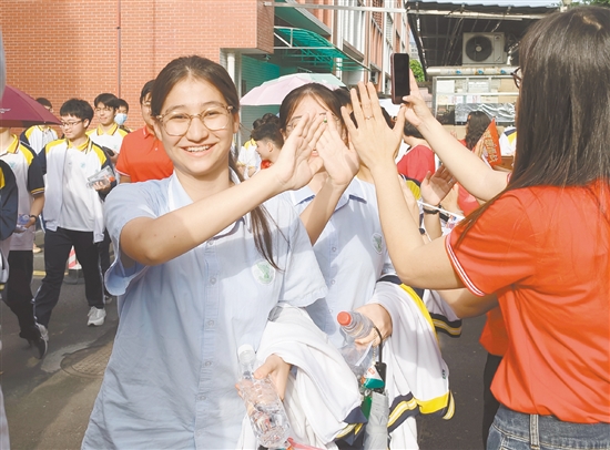 培英高中送考現(xiàn)場(chǎng)，學(xué)生自信從容，笑容燦爛。