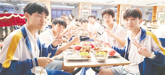 新會(huì)陳經(jīng)綸中學(xué)考點(diǎn)，高考加油餐葷素搭配，考生們吃得很開(kāi)心。