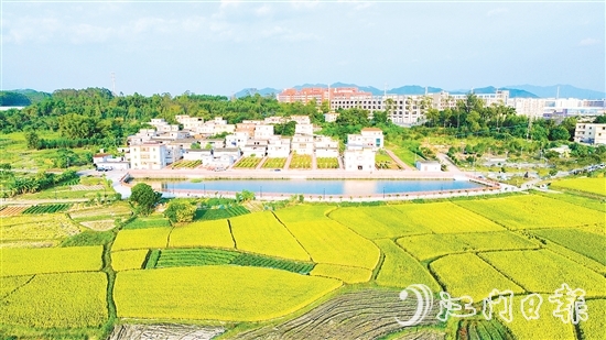 大槐鎮(zhèn)河灣村猶如拼色圖，美如畫卷。