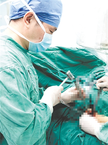 醫(yī)生對(duì)患兒進(jìn)行手術(shù)。