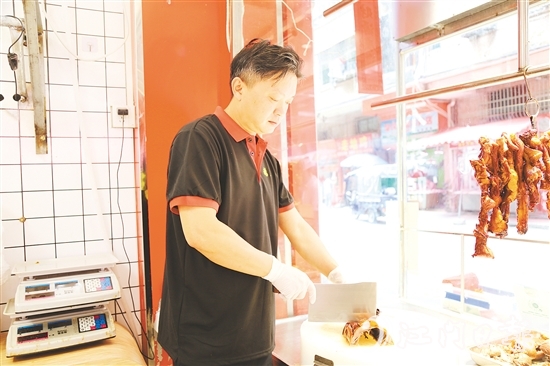 溫偉榮參加馬岡鵝烹飪技藝專業(yè)培訓(xùn)班，收獲頗豐。