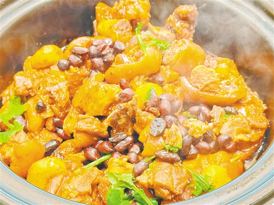 云南黑花生燜豬手鮮香可口。