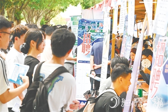 招聘活動現(xiàn)場人頭攢動。