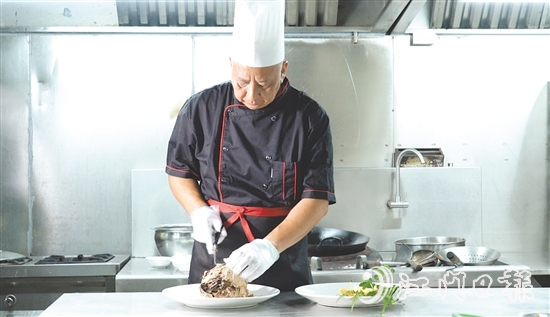 鐘景維多年來潛心研究新會陳皮藥膳菜譜。