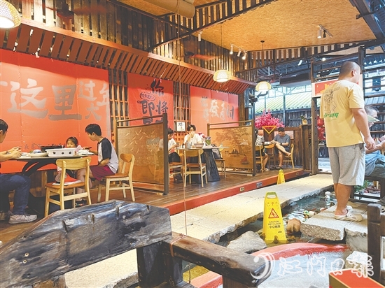 近期，很多外地游客到新會石澗故事私房菜品嘗《三餐四季》同款陳皮藥膳。