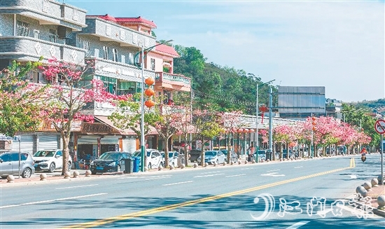 三合鎮(zhèn)溫泉村將生態(tài)優(yōu)勢轉(zhuǎn)化為發(fā)展優(yōu)勢，打造“水清岸綠、設(shè)施完善、鄉(xiāng)風(fēng)文明”的宜居環(huán)境。