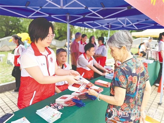 工作人員向群眾普及檔案法、檔案法實(shí)施條例等法律法規(guī)知識，增強(qiáng)群眾的檔案法治觀念。