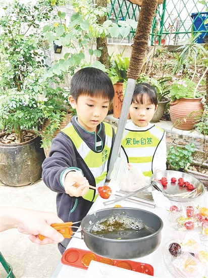 孩子們用自己采收的甘蔗熬糖水制作糖葫蘆，感受勞動(dòng)的樂趣。