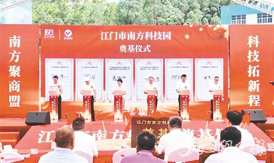 6家企業(yè)在奠基儀式現(xiàn)場簽訂協(xié)議，預(yù)訂園區(qū)樓房。劉淑君