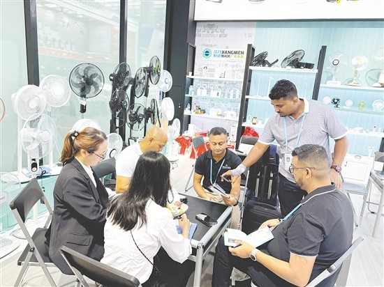 小崧股份產(chǎn)品吸引外國(guó)客商。