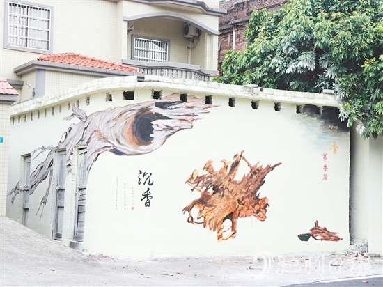 坑尾村在農(nóng)房墻面畫(huà)上沉香墻繪，營(yíng)造濃厚的沉香文化氛圍。