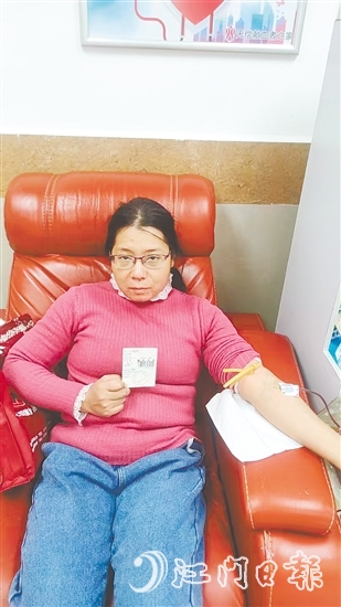 張艷芬在江門市中心血站獻(xiàn)血。