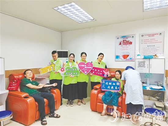 鶴山市無償獻(xiàn)血義工隊(duì)隊(duì)員在江門市中心血站獻(xiàn)血。