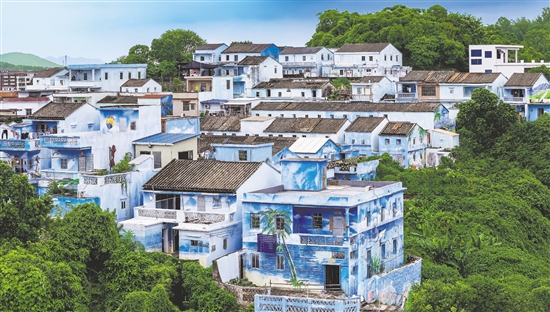 鯤鵬村海洋路沿線99間民房外立面披上“藍裝”。