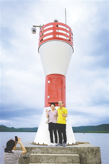 漁港燈塔吸引了許多游客前來打卡。