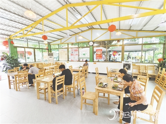 恩平市通過改建恩城街道小島社區(qū)一處老人時(shí)常聚集的活動(dòng)場所，引入餐飲機(jī)構(gòu)運(yùn)營社區(qū)長者食堂，滿足老人就餐需求。