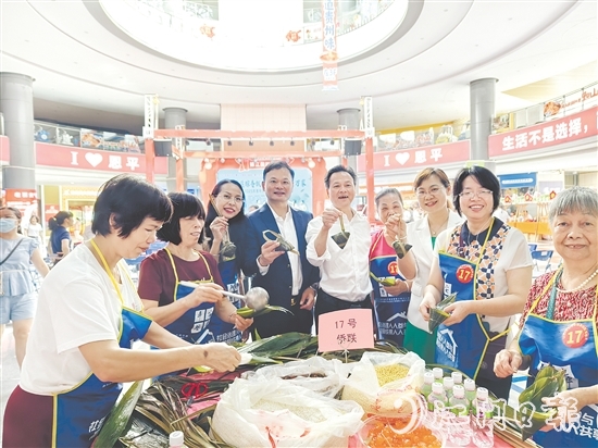 吳衛(wèi)均（左四）參加恩平市端午節(jié)慈善包粽活動，并為活動慷慨捐款。